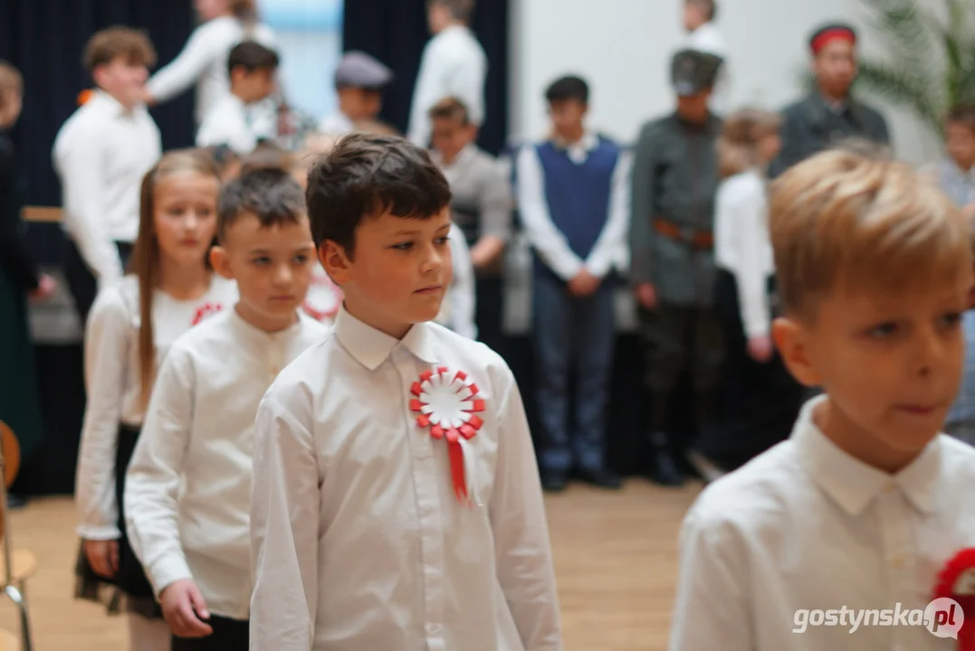 Patriotycznie w Szkole Podstawowej z Oddziałami Integracyjnymi im. M. Kopernika w Piaskach