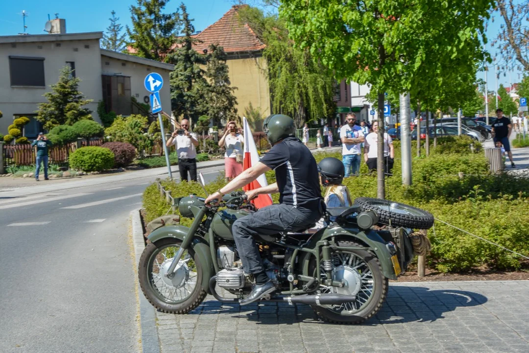 Biało-czerwona parada pojazdów zabytkowych przejechała ulicami Jarocina