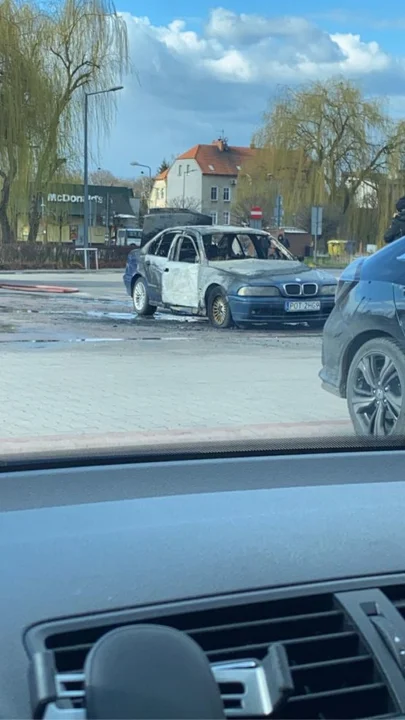 Pożar samochodu na parkingu przy Lidlu w Jarocinie