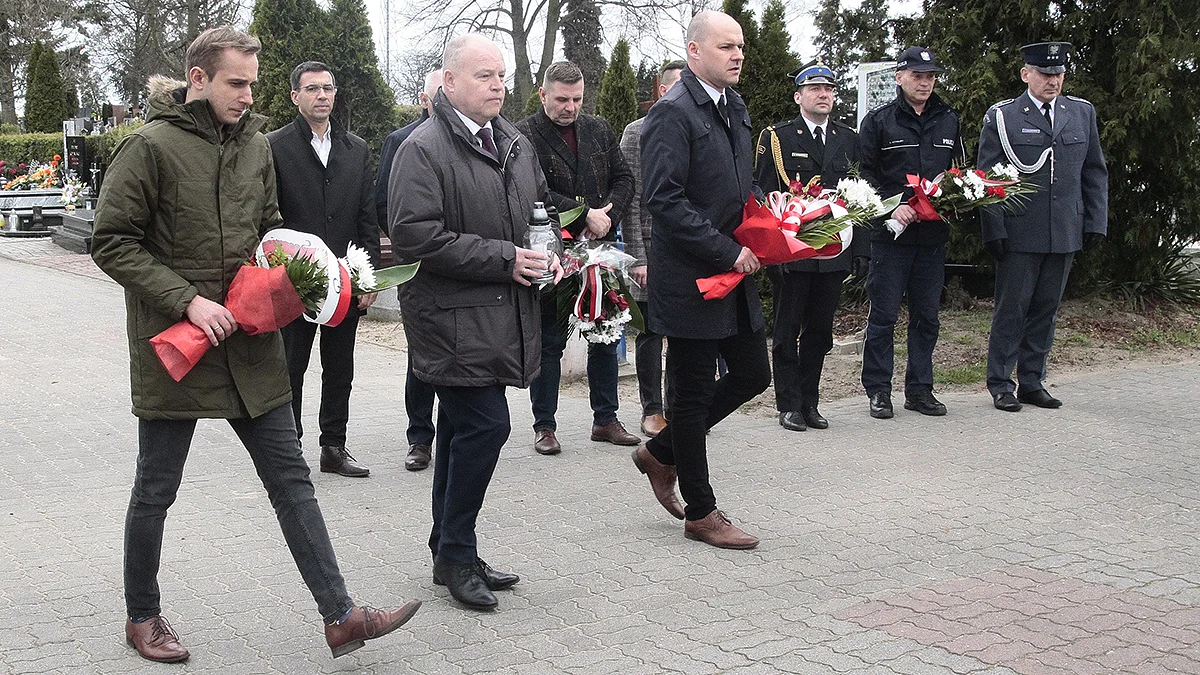 W Rawiczu i Sarnowie uczczono Dzień Pamięci Ofiar Zbrodni Katyńskiej - Zdjęcie główne