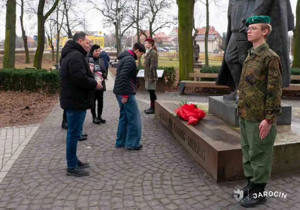 Urodzin Zbigniewa hr. Ostroroga-Gorzeńskiego okazją do złożenia kwiatów pod jego pomnikiem [ZDJĘCIA] - Zdjęcie główne