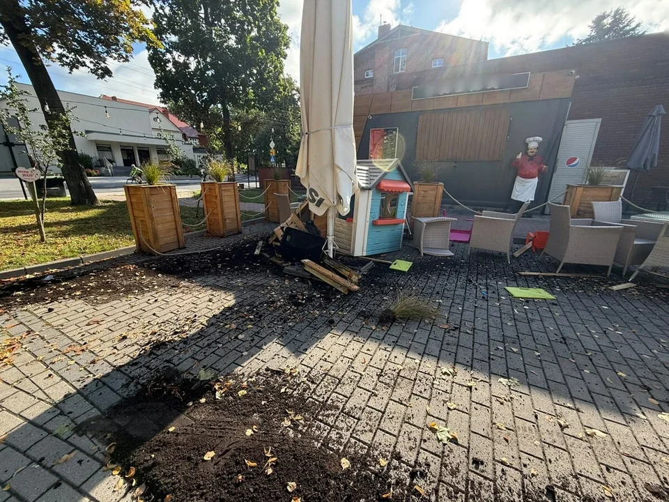 Samochodem przez ogródek gastronomiczny