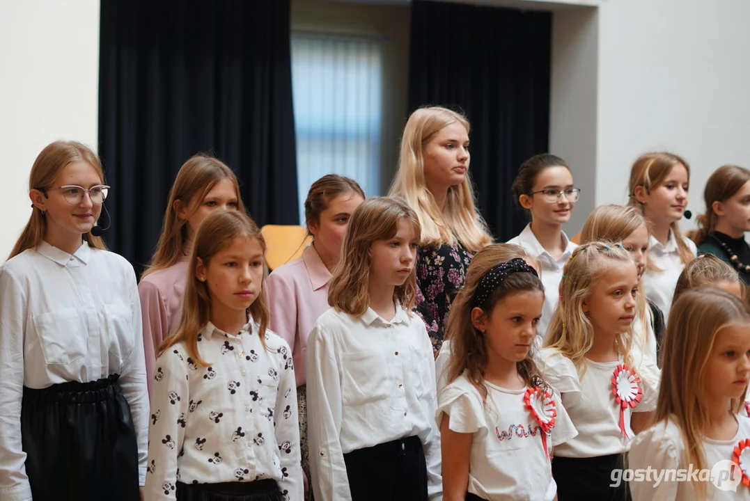 Patriotycznie w Szkole Podstawowej z Oddziałami Integracyjnymi im. M. Kopernika w Piaskach