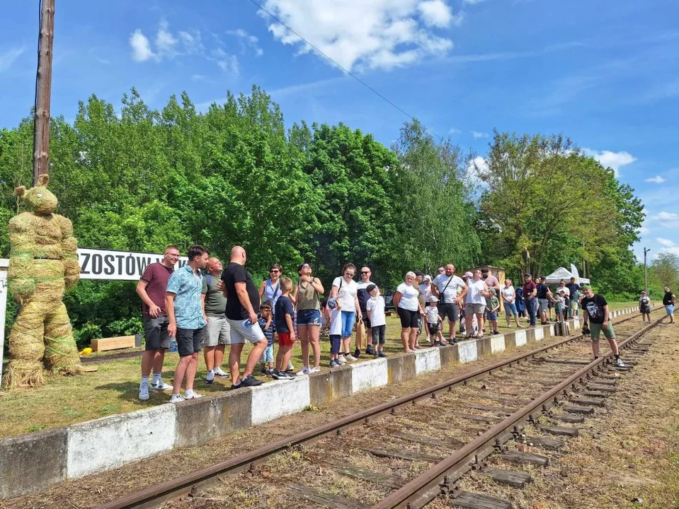 Weseli Ogrodnicy na drezynach. Piknik dla Fundacji Ogród Marzeń na stacji Brzostów Wlkp.