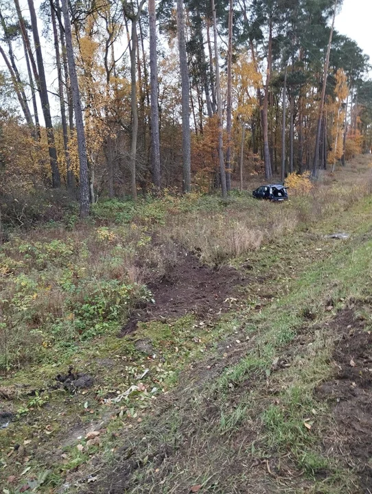 Dachowanie na 443 między Bachorzewem a Tarcami