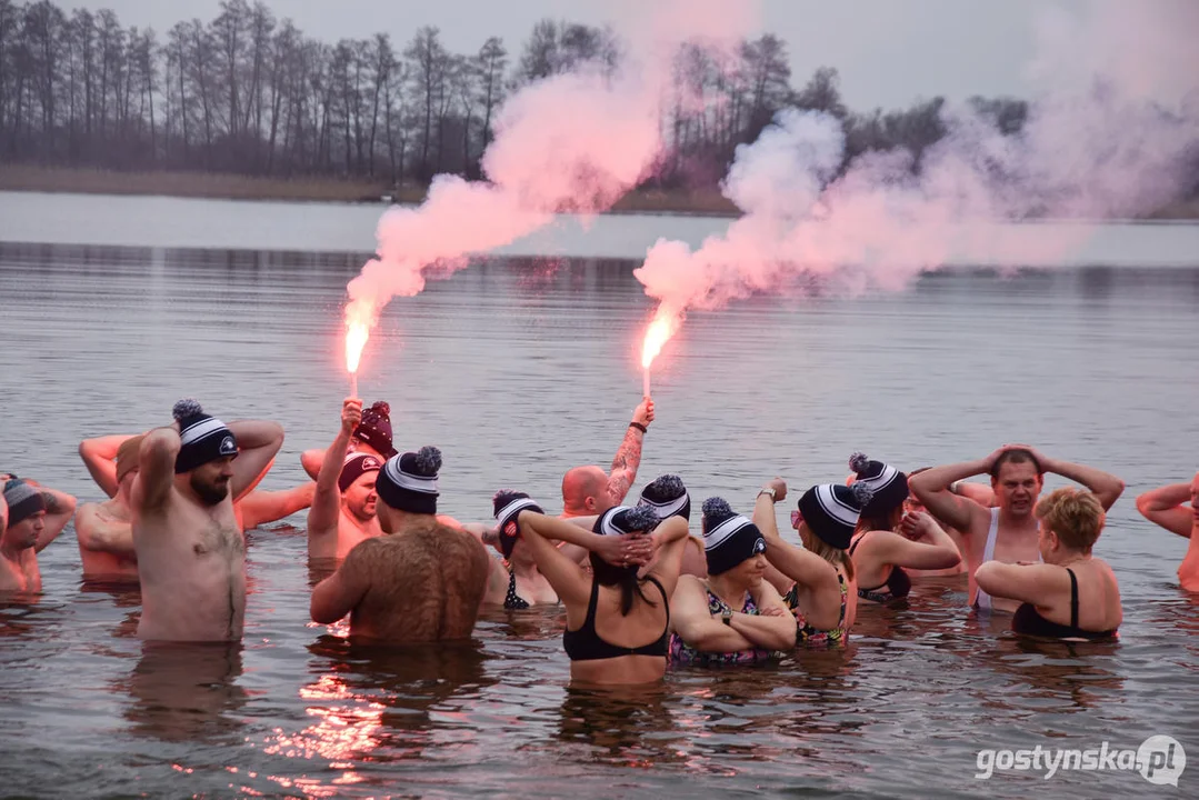 Klub Morsów "Niedźwiedź" Gostyń zorganizował dla WOŚP piknik na plaży jeziora cichowskiego