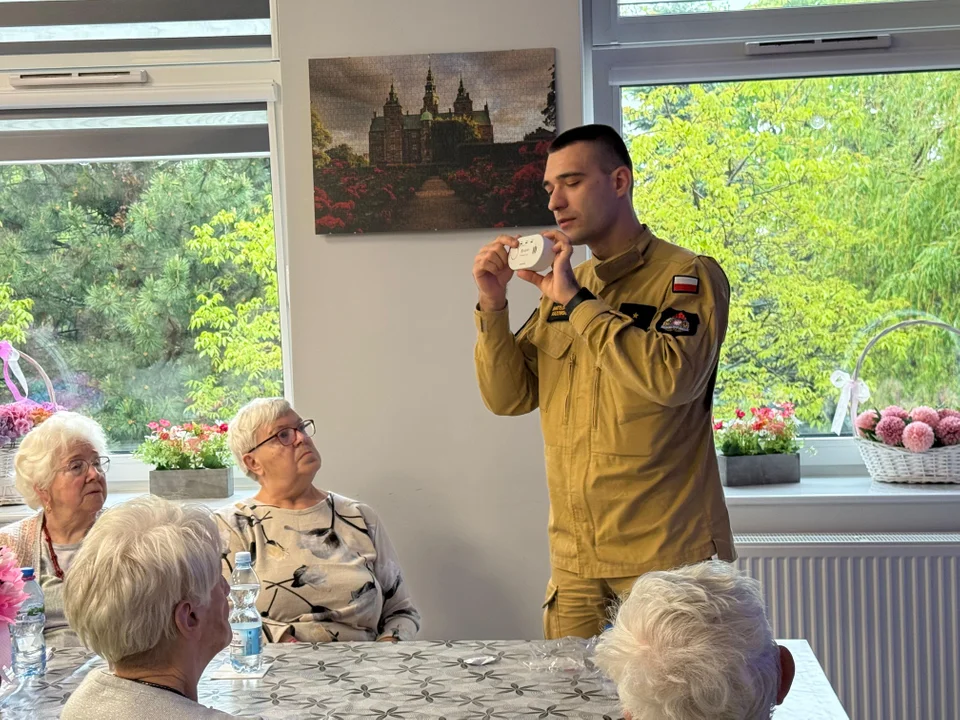 Strażacy odwiedzili seniorów w Krotoszynie. Rozdawali czujki i szkolili z pierwszej pomocy