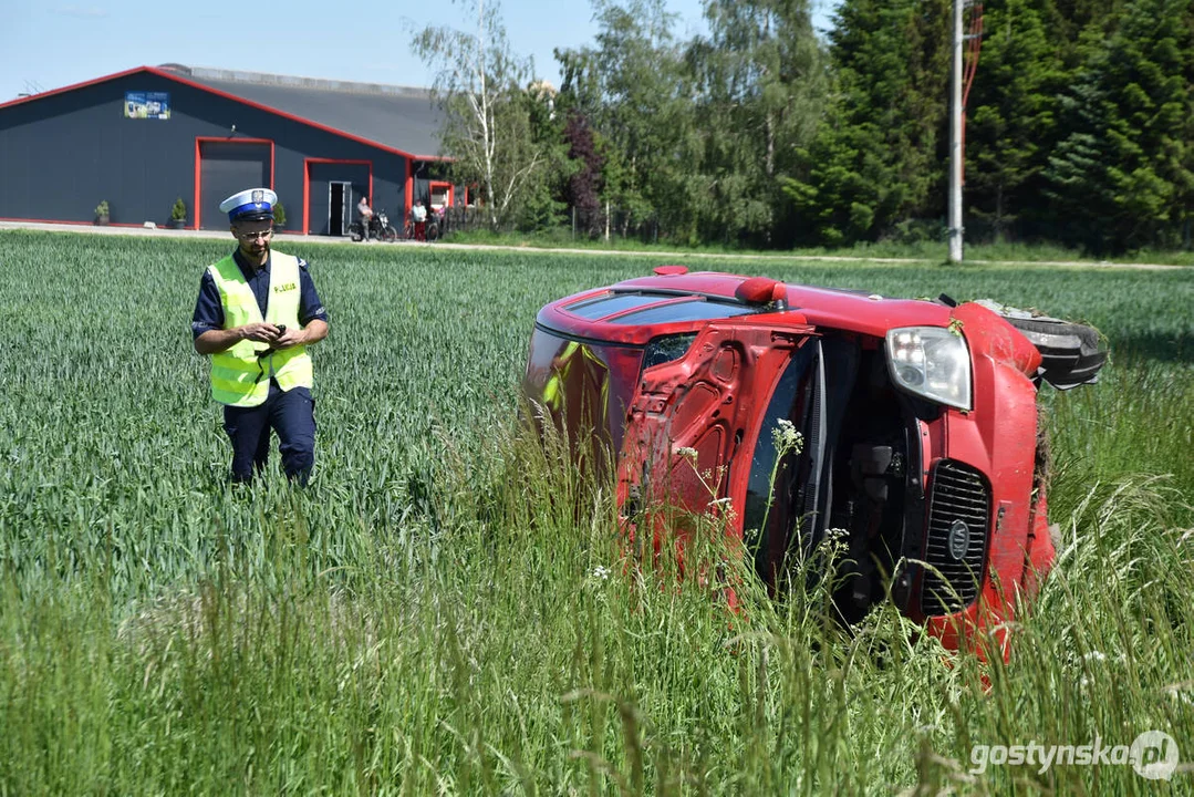 Kolizja na drodze powiatowej w Lipiu (gm. Piaski). Przewrócony samochód w polu