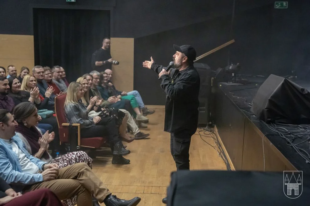 Walentynkowy wieczór w Jarocinie upłynął pod znakiem Romea i Julii. Publiczność w JOK-u porwał Arek Jakubik [ZDJĘCIA, SONDA] - Zdjęcie główne