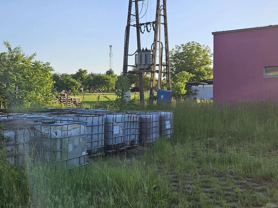 Beczki z chemikaliami w Rozdrażewie