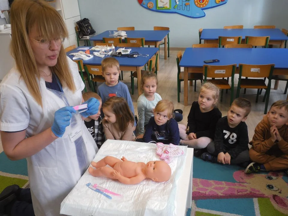 Dzieci z przedszkola "Słoneczne" w Pleszewie poznały zawód położnej - Zdjęcie główne
