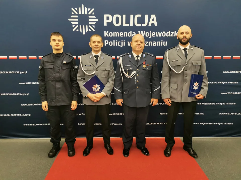 Nowi sierżanci i nowy policjant w krotoszyńskiej komendzie [ZDJĘCIA] - Zdjęcie główne