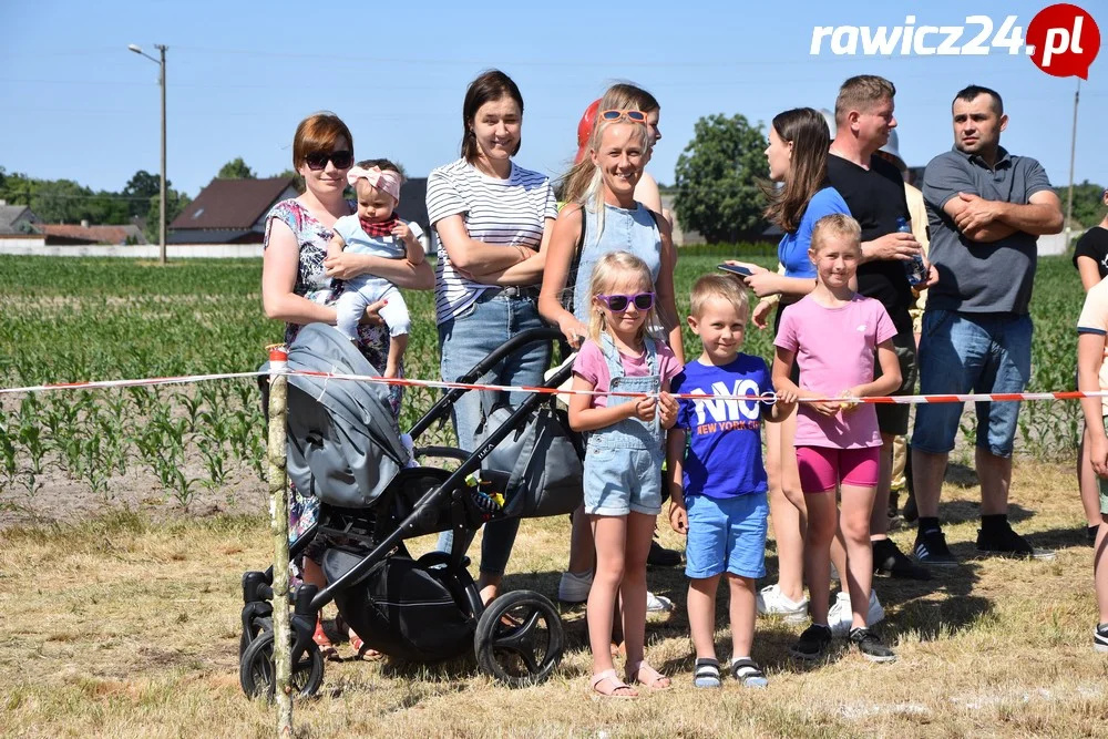 Kibice na gminnych zawodach strażackich w Jeziorach