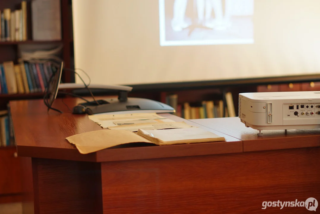 Miłośnicy starych fotografii w pogorzelskiej bibliotece