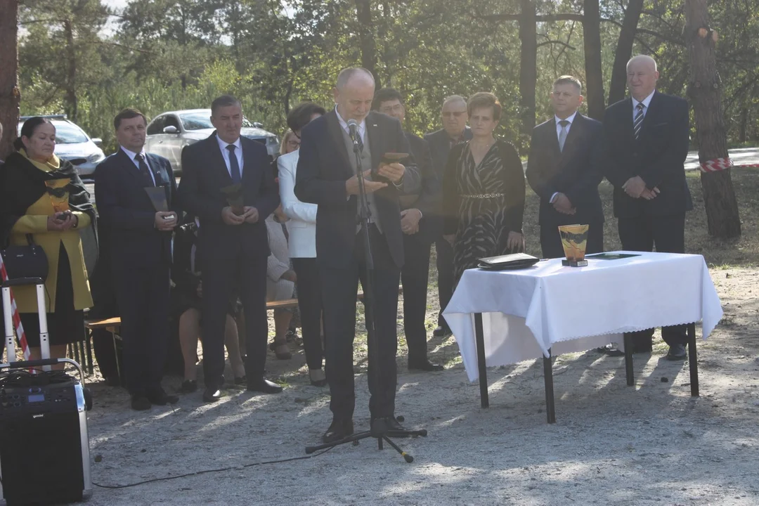 Minister Marlena Maląg otworzyła drogę Białobłoty-Orlina Duża. Towarzyszyli jej posłowie i samorządowcy