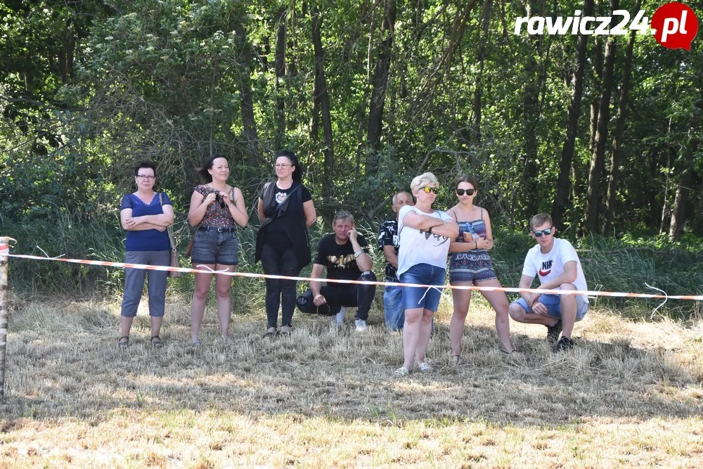 Kibice na gminnych zawodach strażackich w Jeziorach