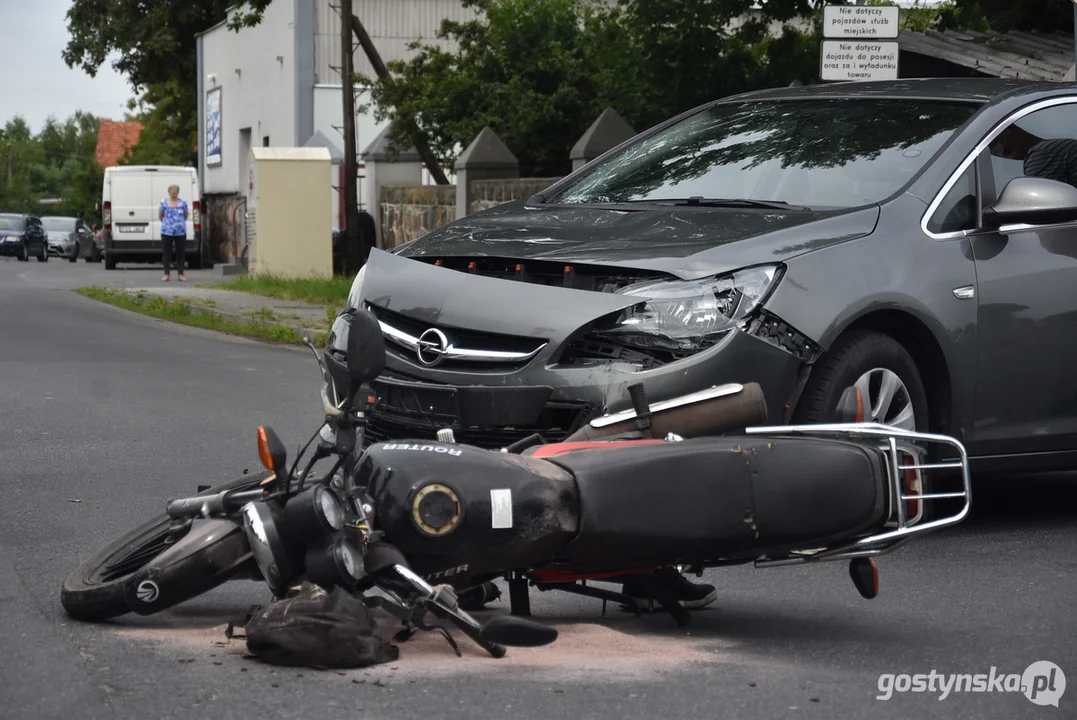 Zderzenie motoroweru z samochodem w Karolewie