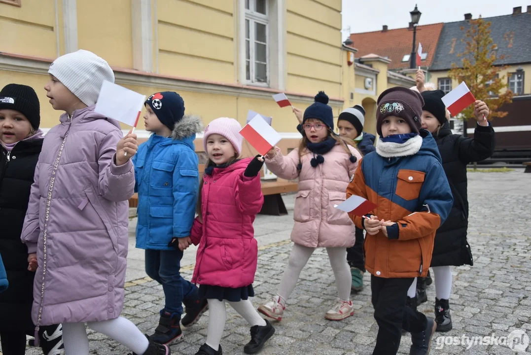 Przemarsz z flagami przedszkolaków z Przedszkola Samorządowego "Pod Świerkami" w Krobi