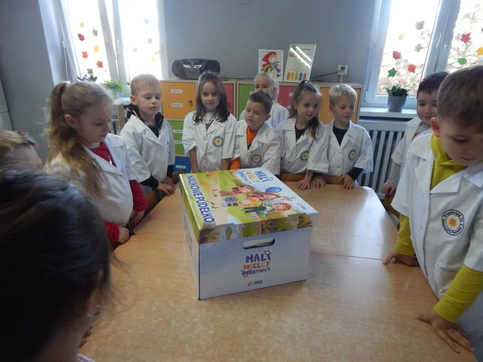 Mali Odkrywcy z Przedszkola nr 3 "Słoneczne" w Pleszewie otrzymali pakiety naukowe