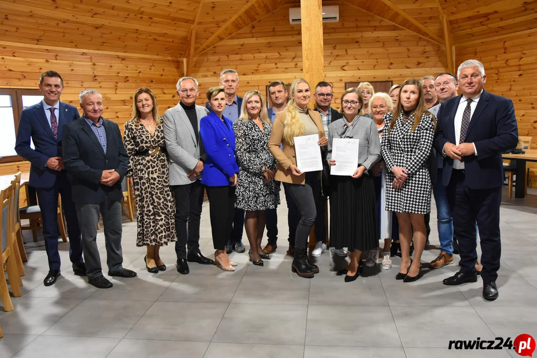 Budynki szkolne w Gostkowie i Nieparcie przejdą termomodernizację. Umowa podpisana - Zdjęcie główne