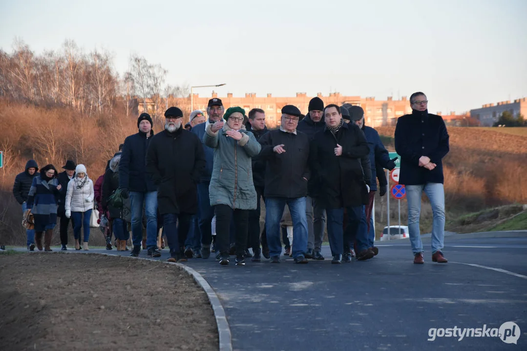 Otwarcie nowej drogi w Gostyniu - spacer samorządowców i mieszkańców