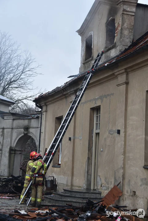 Pożar pałacu w Pępowie. Straż pożarna porządkuje pogorzelisko