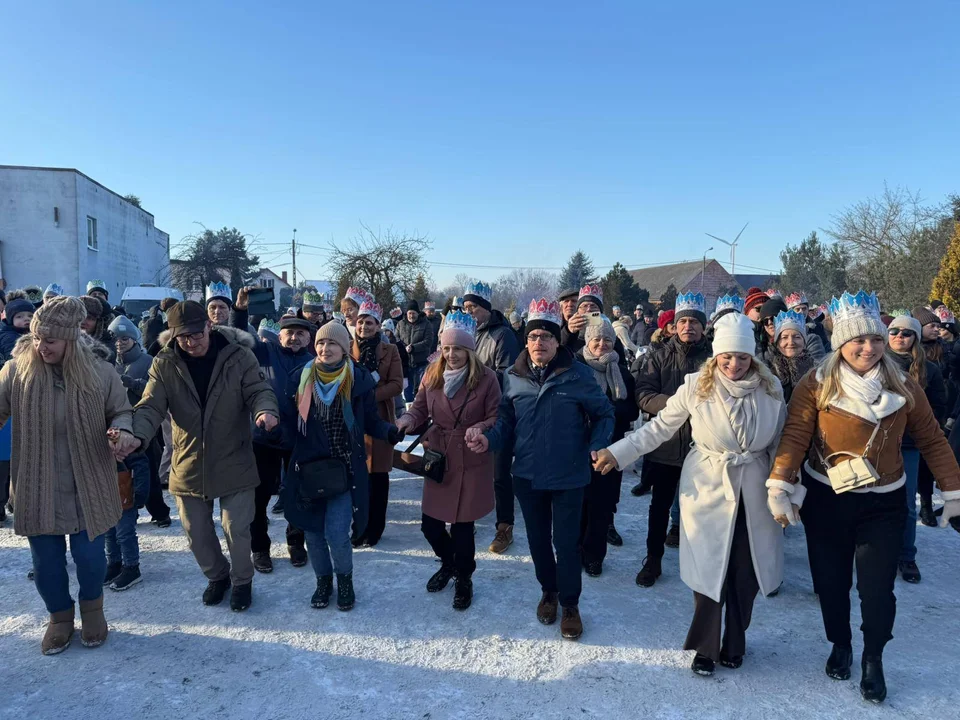 XII Orszak Trzech Króli w Lutogniewie. Modlitwa, kolędowanie i wspólne świętowanie [ZDJĘCIA] - Zdjęcie główne