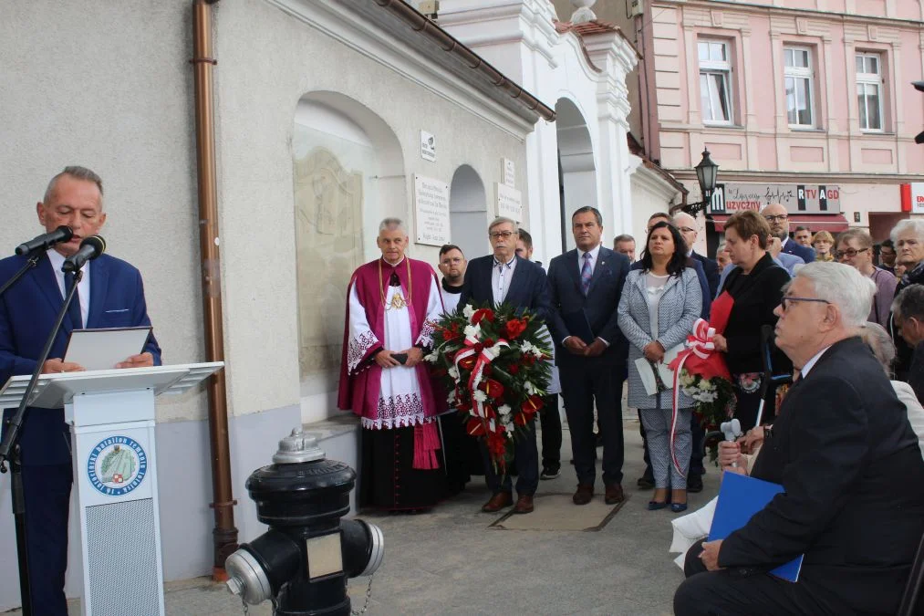 Jarocin. Odsłonięcie tablicy poświęconej kolporterom gazety konspiracyjnej "Dla Ciebie, Polsko" i koncert patriotyczny w JOK-u