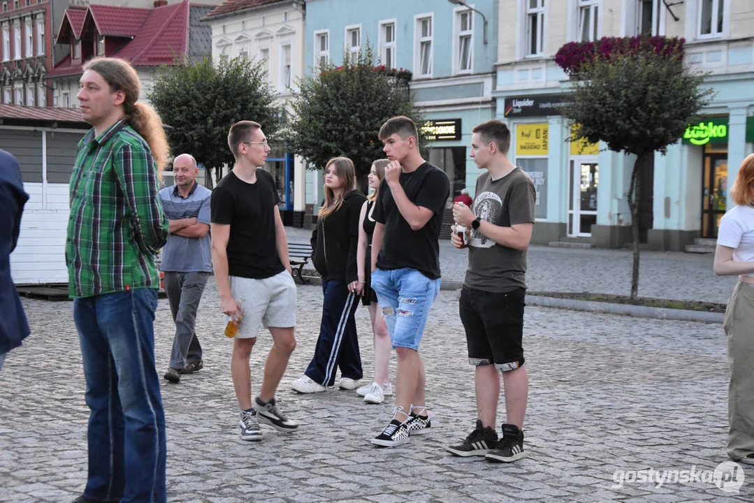 Spektakl teatralny na gostyńskim rynku