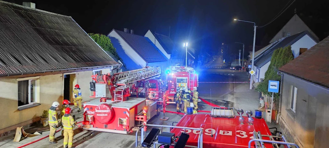 Pożar budynku mieszkalnego w Dobrzycy. Strażacy walczyli z żywiołem kilka godzin [ZDJĘCIA] - Zdjęcie główne