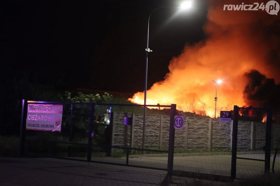 Pożar odpadów na terenie jednej z rawickich firm