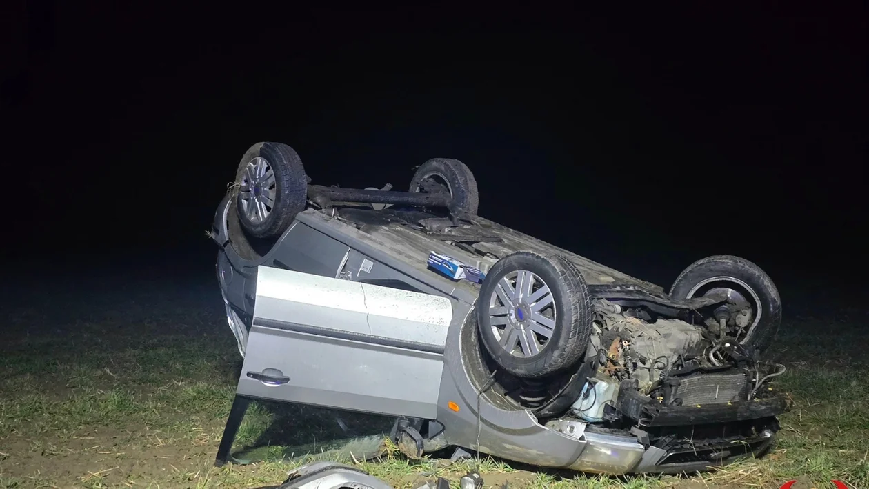 Dachowanie w gminie Kobylin. 57-latek wpadł w poślizg i wylądował w rowie [ZDJĘCIA] - Zdjęcie główne