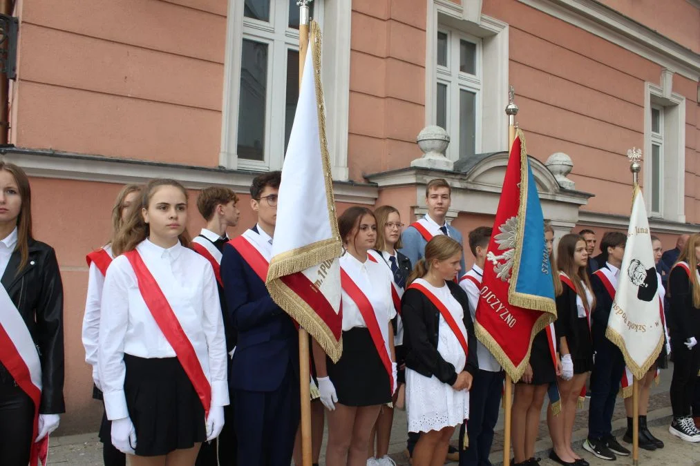 Jarocin. Odsłonięcie tablicy poświęconej kolporterom gazety konspiracyjnej "Dla Ciebie, Polsko" i koncert patriotyczny w JOK-u