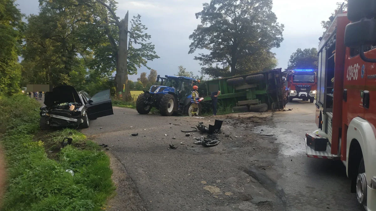 Samochód osobowy uderzył w traktor. Kierowca ma zranioną rękę - Zdjęcie główne