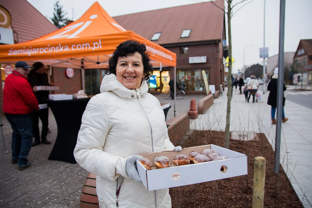 Przedwyborczy tłusty czwartek w Jarocinie. Kandydat PO KO na burmistrza i kandydaci Ziemi Jarocińskiej rozdawali pączki