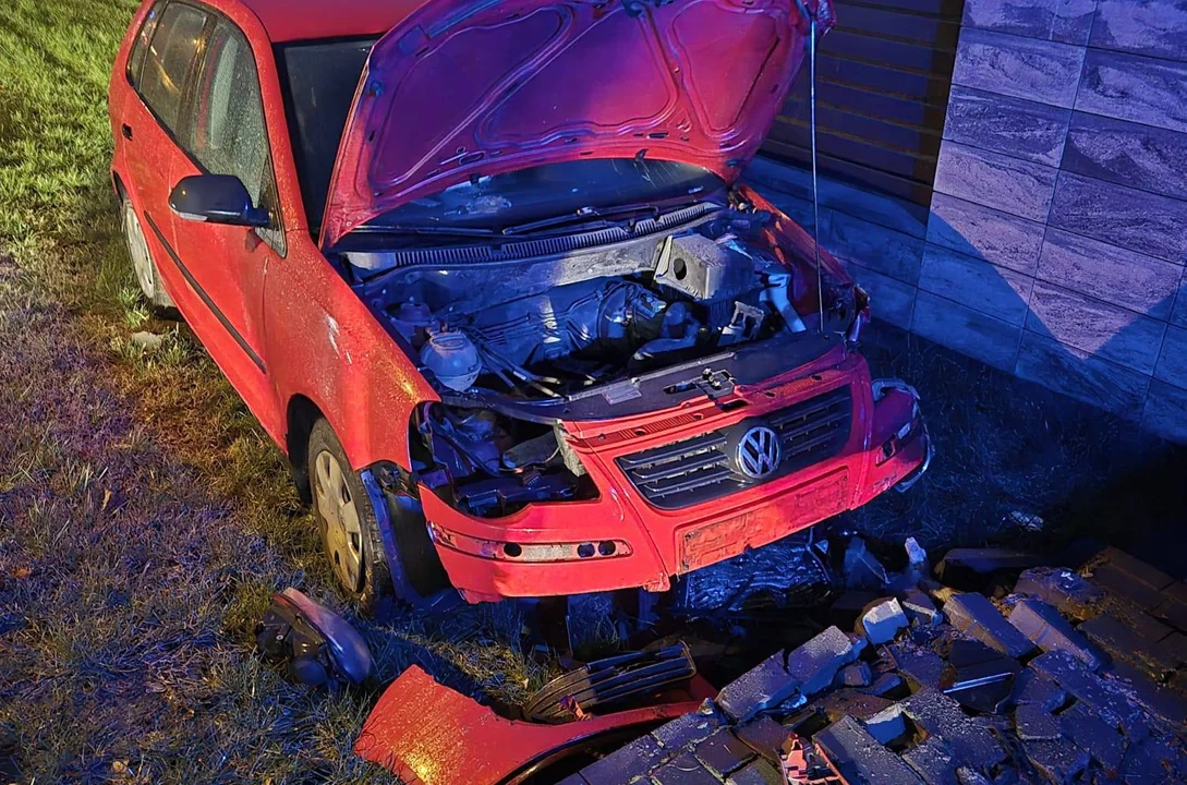 Groźne zdarzenie pod Pleszewem. 67-latka uderzyła w ogrodzenie posesji - Zdjęcie główne