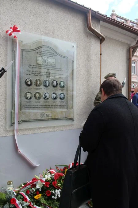 Jarocin. Odsłonięcie tablicy poświęconej kolporterom gazety konspiracyjnej "Dla Ciebie, Polsko" i koncert patriotyczny w JOK-u