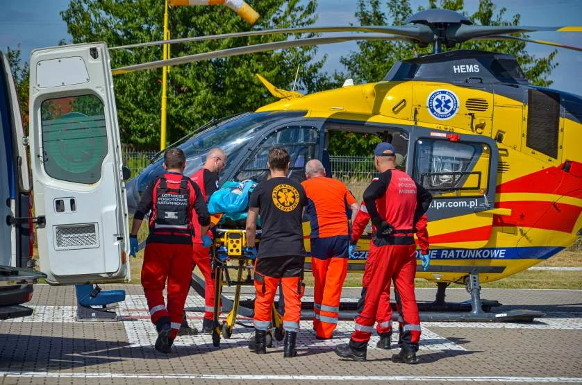 Wybuch w piwnicy na osiedlu w Jarocinie. Ciężko poparzeni mężczyźni przewiezieni śmigłowcami do szpitali [ZDJĘCIA] - Zdjęcie główne