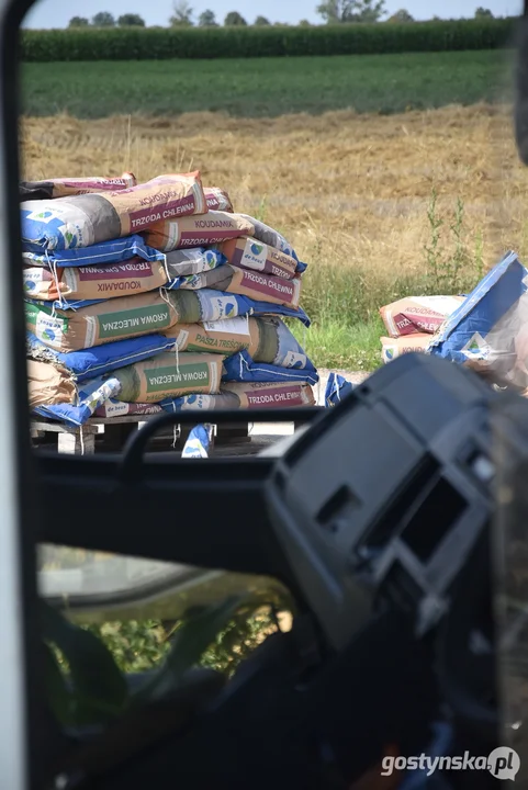 Wypadnięcie z drogi ciężarówki z paszą na trasie Wymysłowo-Krobia