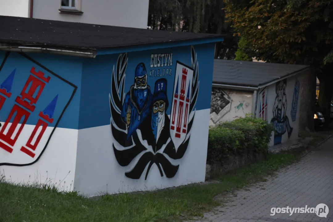 Kolejne grafy gostyńskich fanatyków „Kolejorza”. Murale ozdobiły garaże, a tym samym plac zabaw dla dzieci