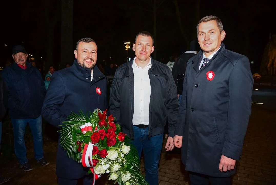 Obchody Święta Niepodległości w Jarocinie. Capstrzyk w parku mjr. Zbigniewa hr. Ostroroga-Gorzeńskiego