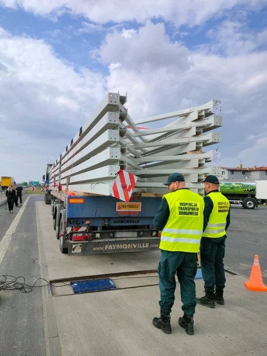 ITD zatrzymała kolumnę gigantycznych transportów. To nie kierowca zawinił! Brakowało ważnego elementu [ZDJĘCIA]