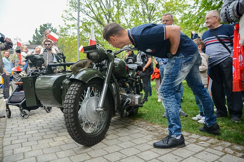 Wystawa zabytkowych pojazdów w Jarocinie z okazji Święta Flagi