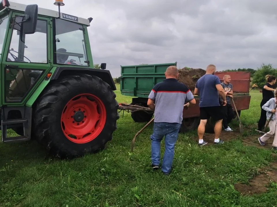 Porządki w Rusku. Najpierw wysprzątali boisko, a potem zagrali mecz