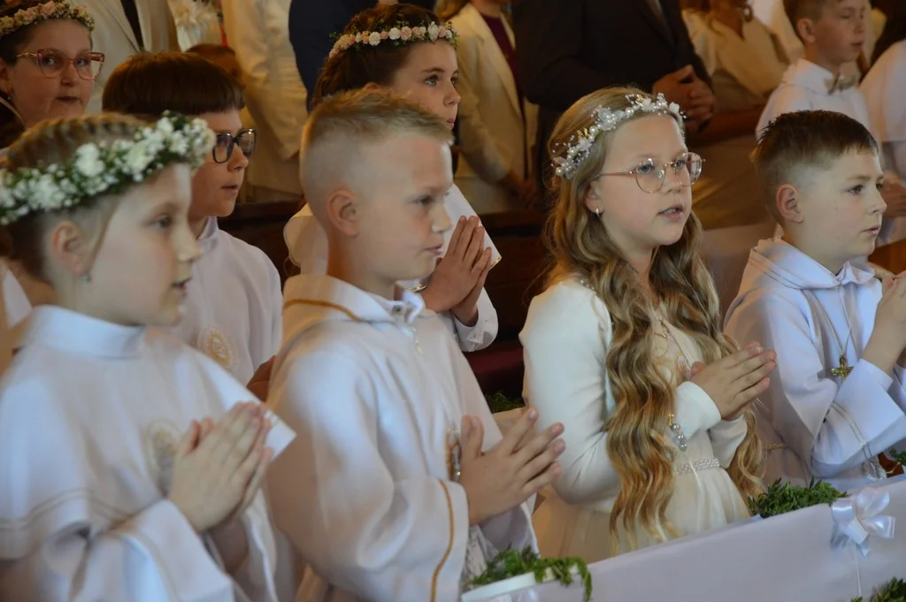 Przyjęcie sakramentu Pierwszej Komunii Św. w parafii pw. św. Jadwigi w Pępowie