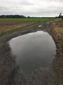 Dwie ogromne dziury znajdują się na drodze w Nowym Mieście