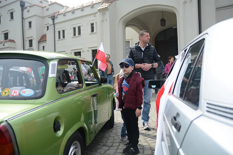 Wystawa zabytkowych pojazdów w Jarocinie z okazji Święta Flagi