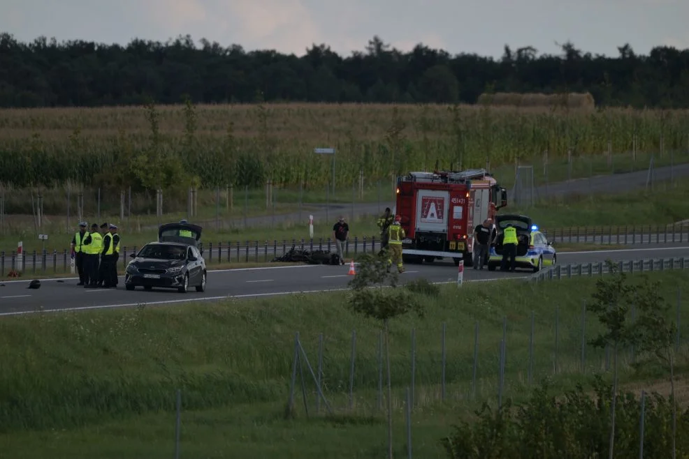 Tragiczny wypadek na obwodnicy Jarocina. Nie żyje motocyklista. S11 zablokowana
