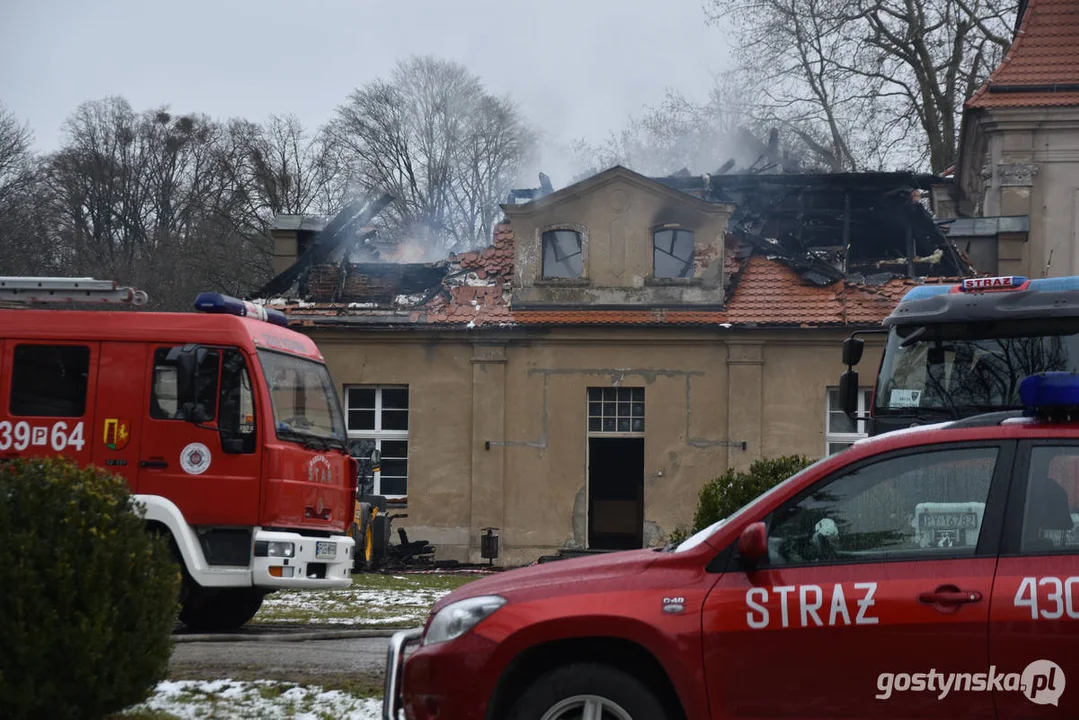 Pożar pałacu w Pępowie. Straż pożarna porządkuje pogorzelisko