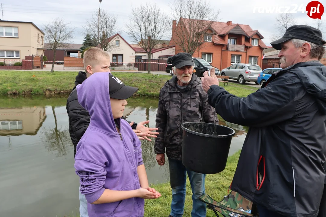 Uczniowie szkoły w Sarnowie łowili ryby